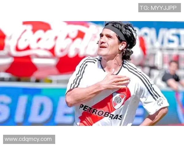 足球场上的璀璨明星名字盘点那些令人难忘的球员魅力与风采