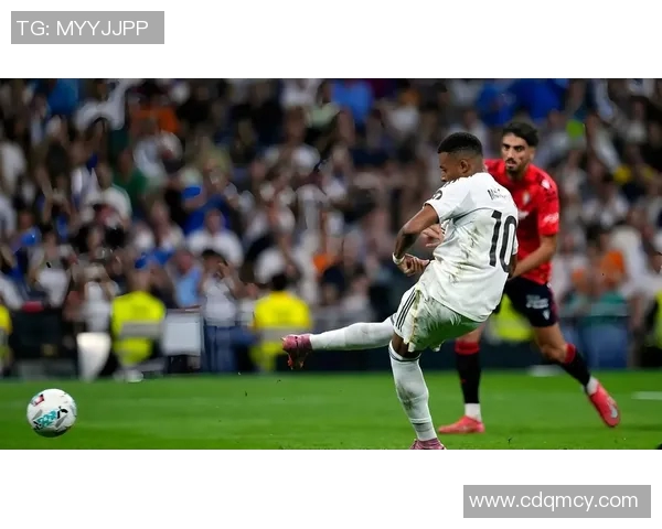 足球明星因伤缺阵脚部骨折照片曝光引发球迷热议与担忧