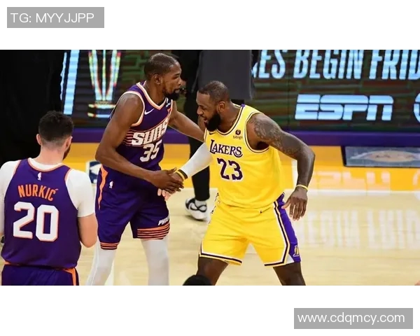 詹姆斯与篮球明星的深情拥抱展现友谊与竞技精神的完美结合